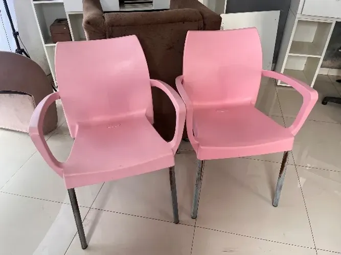 Cadeiras de plástico rosa