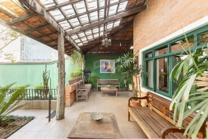 Casa de Fazenda Imponente de 350m² - Varandão, 1 suite + 3 dormitórios, 4 vagas, 2 churras