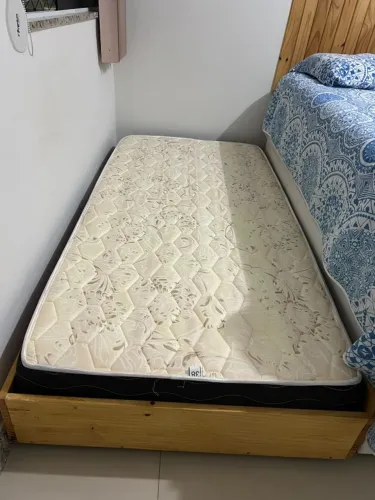Cama de paletes com colchão