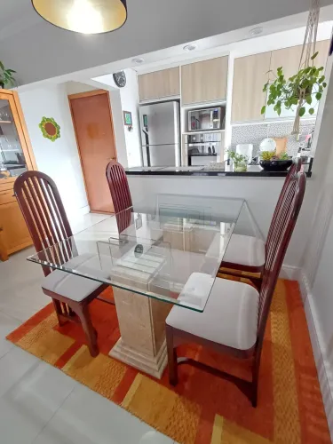Mesa com base de mármore e 4 cadeiras