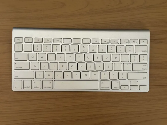 Teclado Apple A1314 Bluetooth Magic Keyboard Branco Sem Fio