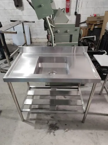 Pia industrial em inox com bojo único central, 1,10 × 0,60 × 0,90 m 