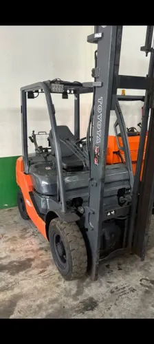 Empilhadeira Toyota 2010 para 2500 Kg