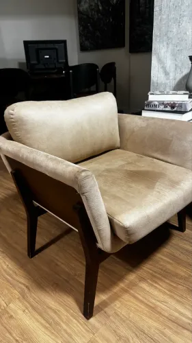 Poltrona em tecido para sala c/ acabamento em madeira e