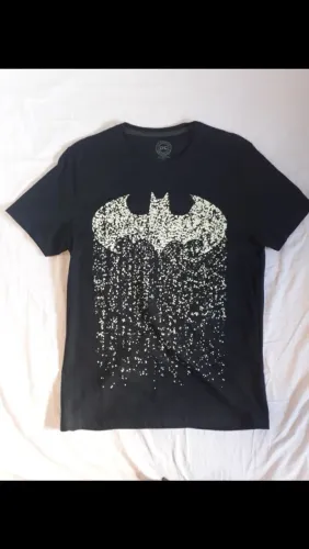 Camisetas do Batman e da Mulher Maravilha.