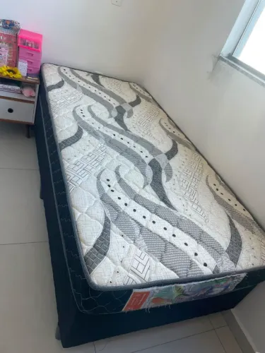 Vende cama box solteiro semi nova (cama + colchão)