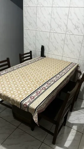 Mesa 6 lugares (acompanha apenas 4 cadeiras)