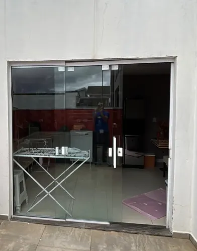 Porta de vidro de correr com 3 folhas