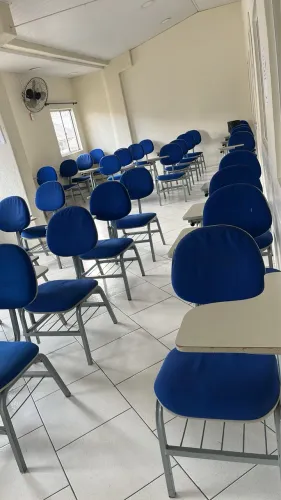 Cadeiras acolchoadas com apoio e sem