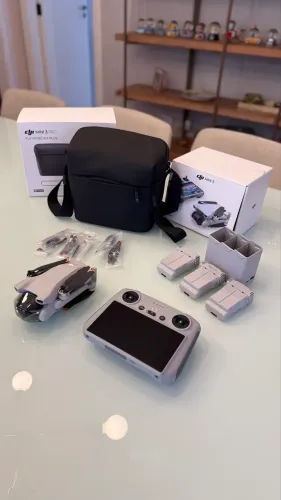 Drone DJI Mini 3 com tela + kit Fly More Combo Pro