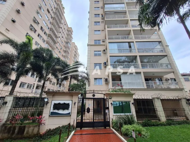 EXCELENTE APARTAMENTO, DE FRENTE, VISTA LIVRE, AREJADO, COMPOSTO POR: VARANDA AMPLA, SALA