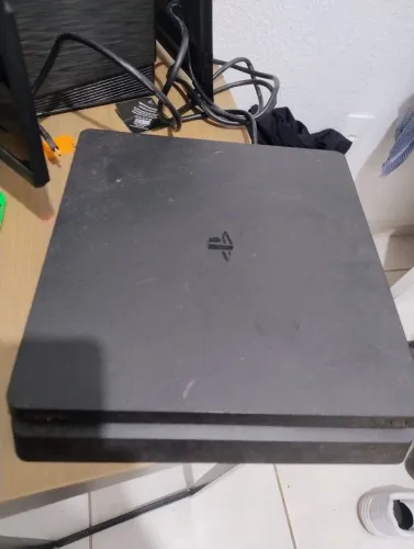Vendo Ps4, usado. Funciona perfeitamente. Um controle e jogos.