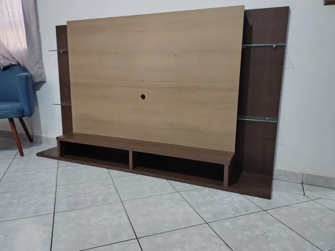 Painel para TV Gigante com prateleiras em vidro