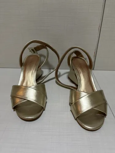 Sandália Carrano salto médio dourado
