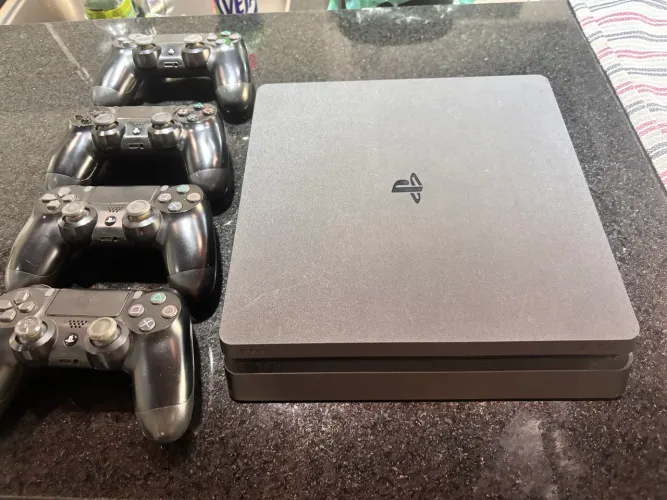 Ps4 slim 500gb com 4 manetes *obs: manetes com pequenos problema