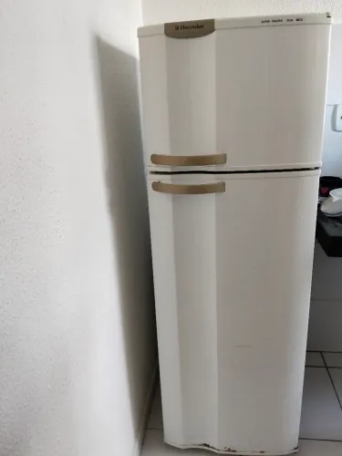 Vendo essa geladeira/ brinde um espremedor de frutas elétrica.