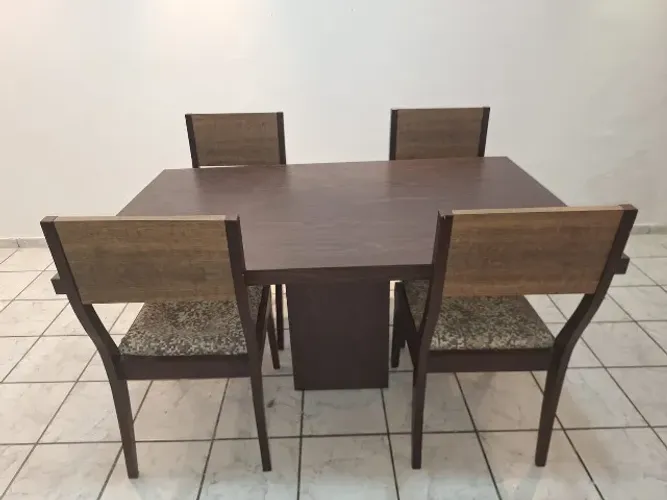 Mesa de jantar de 4 cadeiras + vidro de brinde