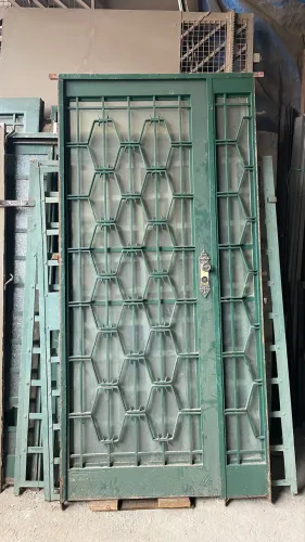 Porta Antiga de Ferro Maciço - Peça de Demolição 