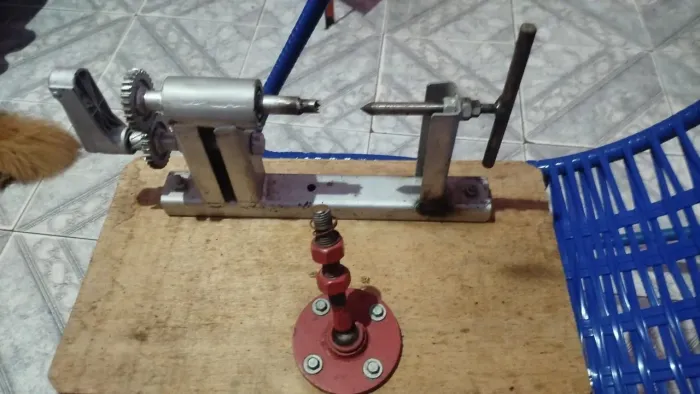 Máquina para descascar laranjas manual, faltando uma peça de segurar a laranja 