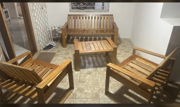 Conj. Mesa e cadeira de madeira pura