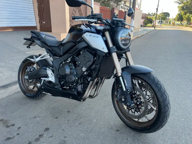 HONDA CB 650R IMPECÁVEL