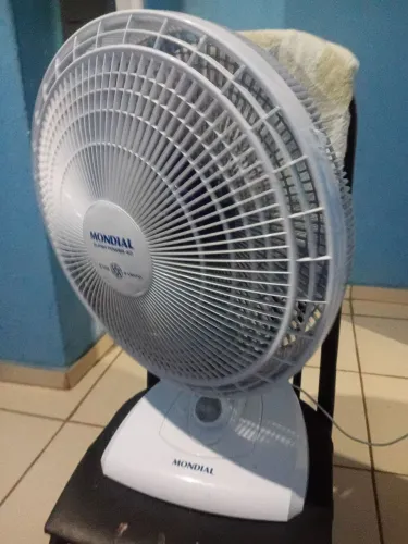 Vendo ventilador grande mondial na cor branco