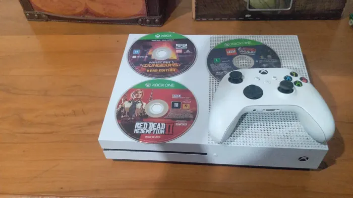 Vendo XBOX One S 1tb + 2 jogos