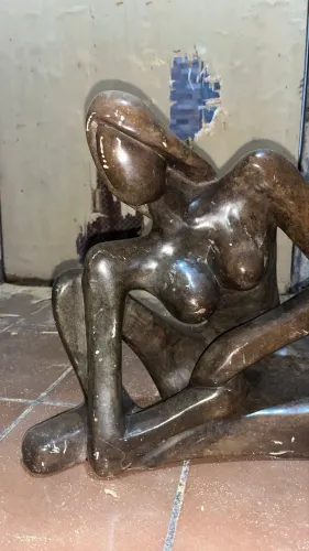 Estátua esculpida em pedra - mulher abstrata