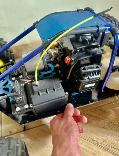 Carro de controle remoto á gasolina de posto.