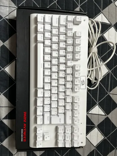 Teclado Mecânico gamer Redragon Dark Avenger branco Switch Outemu Blue