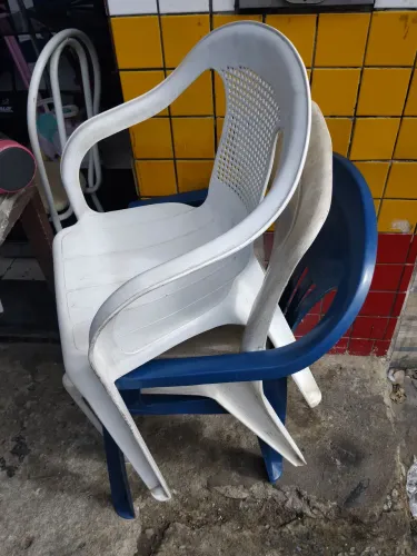 Três cadeiras plasticas por 49 reais.