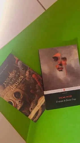 Livros: O retrato de Dorian Gray E Ensaio sobre Deus depressivos