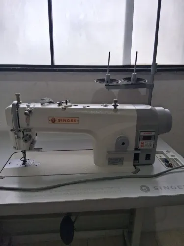 Máquina de costura reta industrial