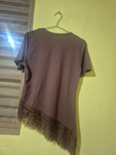 Blusa feminina marrom manga curta