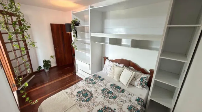 Quarto com Varanda na Costeira