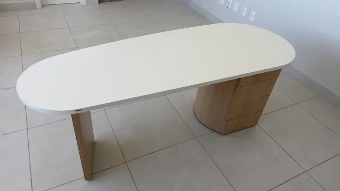 Mesa de escritório com gavetas