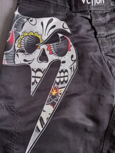 Bermuda venum caveira mexicana. Original. Tam. M, 42. Velcro em perfeito estado. Linda!