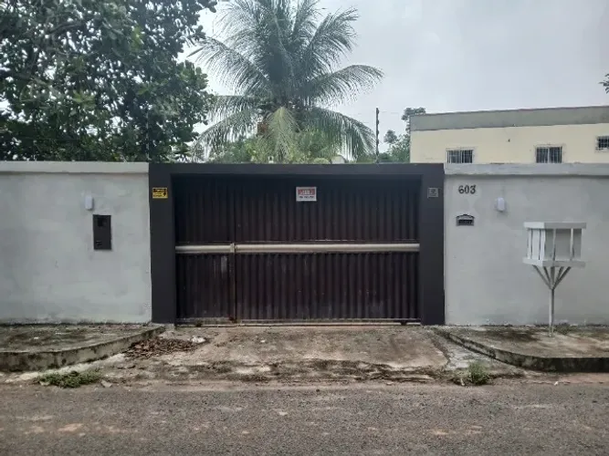 Alugo casa com 4 quartos, sendo 2 suítes, em terreno de 800 m²,