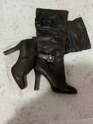 Bota Schutz Marrom Cano Alto com Fivela - Tam. 37/38