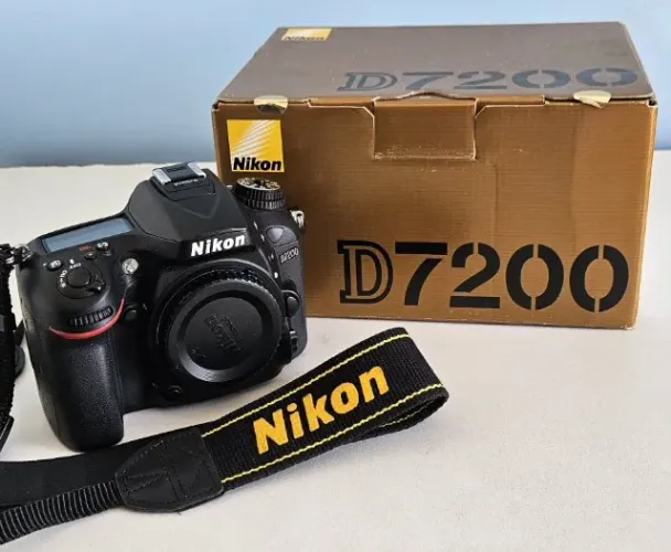 Câmera DSLR Nikon D-7200 com WiFi (SOMENTE O CORPO) "Oportunidade"