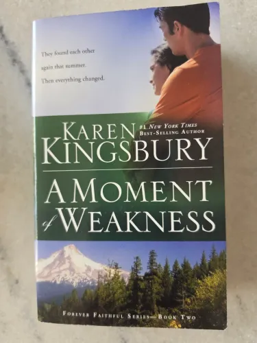 Livro em Inglês A Moment of Weakness de Karen Kingsbury