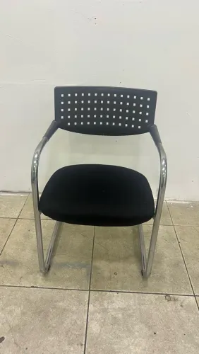 CADEIRA FIXA COM BRAÇOS - PRETA COM ESTRUTURA CROMADA
