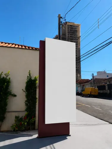Totem para Fachada Comercial