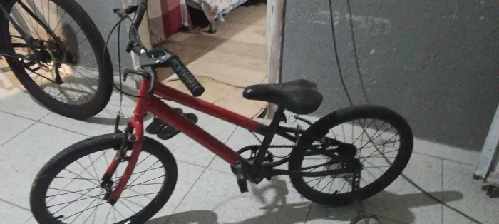 Vendo bicicleta infantil com rodinhas nova