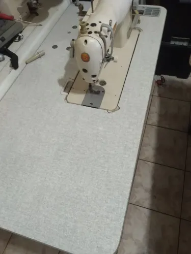 Vende-se máquina reta singer em ótimo estado de conservação pegar e trabalhar 