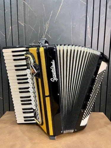 Acordeon Frontalini 120 Baixos 4/5 de voz Oitavado década de 1960 10,3 Kg