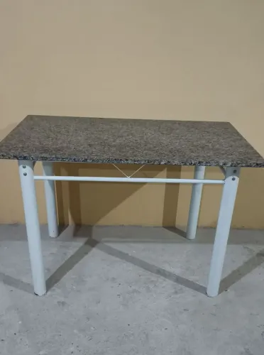 Mesa de jantar com tampo de mármore (4 lugares). Excelente estado