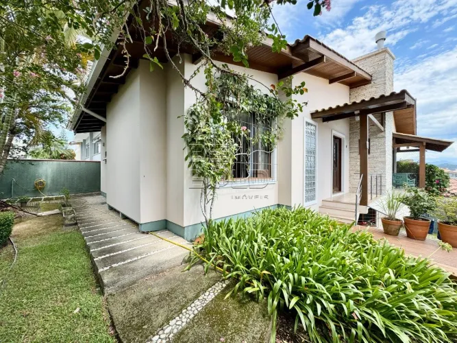 Casa 5 dormitórios em rua calma e tranquila