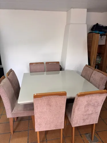 Mesa com oito cadeiras estofadas com tampo de vidro