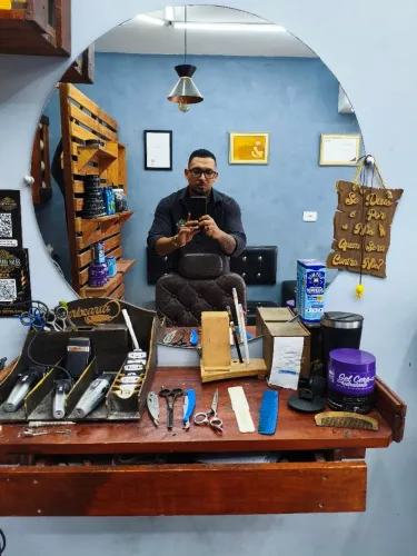 Vendo móveis de barbearia e cadeiras